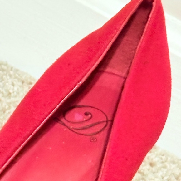 Red High Heels with Classic Pump Style and High Thin Heel - Picture 3 of 10